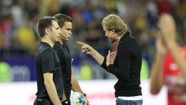 20 июля. Ростов-на-Дону. «Ростов» - «Спартак» - 2:2. Главный тренер хозяев Валерий Карпин (справа) и арбитр Кирилл Левников (второй слева).