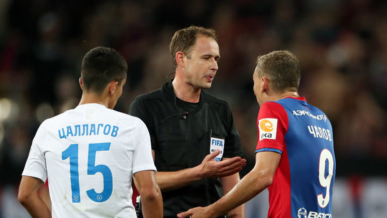 11 августа. Москва. ЦСКА – «Сочи» - 0:0. Судья Виталий Мешков (в центре) не увидел эпизод, в котором нападающему армейцев Федору Чалову (справа) разбили нос. Фото Дарья Исаева, «СЭ» / Canon EOS-1D X Mark II 11 августа. Москва. ЦСКА – «Сочи» - 0:0. Судья Виталий Мешков (в центре) не увидел эпизод, в котором нападающему армейцев Федору Чалову (справа) разбили нос. Фото Дарья Исаева, «СЭ» / Canon EOS-1D X Mark II