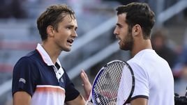 Даниил Медведев (слева) и Карен Хачанов.