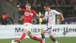 19 августа. Москва. «Спартак» - ЦСКА - 2:1. Спартаковец Андре Шюррле (слева) против армейца Кирилла Набабкина.