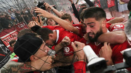 19 августа. Москва. «Спартак» - ЦСКА - 2:1. Радость автора дубля Самюэля Жиго, его партнеров и фанатов.