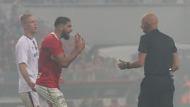 19 августа. Москва. «Спартак» - ЦСКА - 2:1. Судья Сергей Карасев и автор дубля, защитник красно-белых Самюэль Жиго.