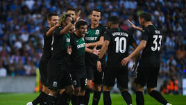 13 августа. Порту. «Порту» – «Краснодар» – 2:3. Партнеры поздравляют автора дубля Магомеда-Шапи Сулейманова (в центре) с голом.