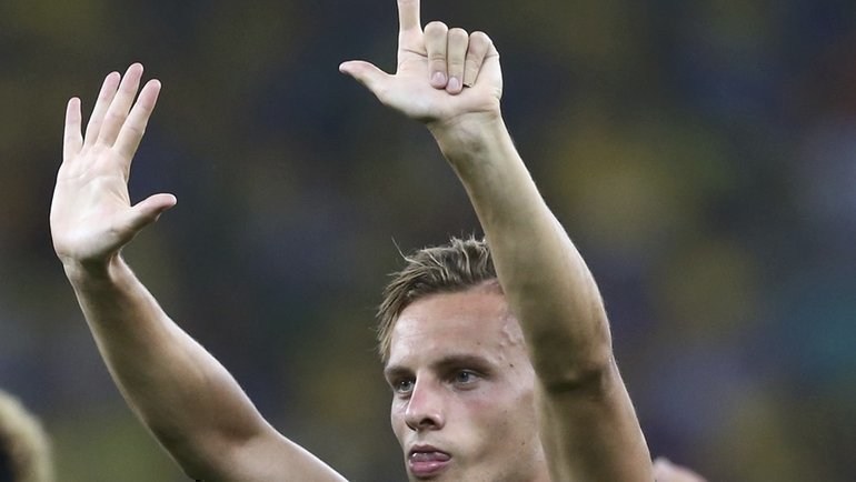 20 августа 2016 года. Рио-де-Жанейро. Роберт Бауэр после финального свистка в решающем матче футбольного турнира Олимпиады Германия - Бразилия (1:1, пенальти 0- 4:5) показывает трибунам счет матча 1/2 финала ЧМ-2014 Бразилия - Германия (1:7). Позже игрок поздравил победителей и принес извинения болельщикам. Фото REUTERS 20 августа 2016 года. Рио-де-Жанейро. Роберт Бауэр после финального свистка в решающем матче футбольного турнира Олимпиады Германия - Бразилия (1:1, пенальти 0- 4:5) показывает трибунам счет матча 1/2 финала ЧМ-2014 Бразилия - Германия (1:7). Позже игрок поздравил победителей и принес извинения болельщикам. Фото REUTERS