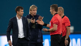 17 августа. Санкт-Петербург. «Зенит» - «Ахмат» - 0:0. Главный тренер сине-бело-голубых Сергей Семак, его помощник Анатолий Тимощук и судья Алексей Матюнин.