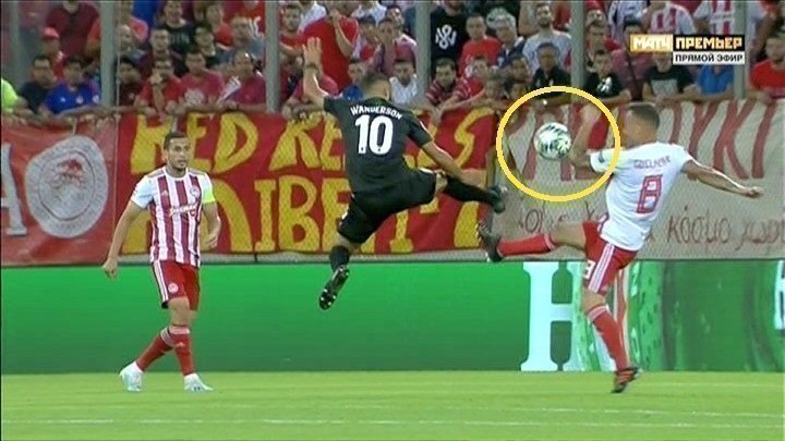 11-я минута матча «Олимпиакос» - «Краснодар». 11-я минута матча «Олимпиакос» - «Краснодар».