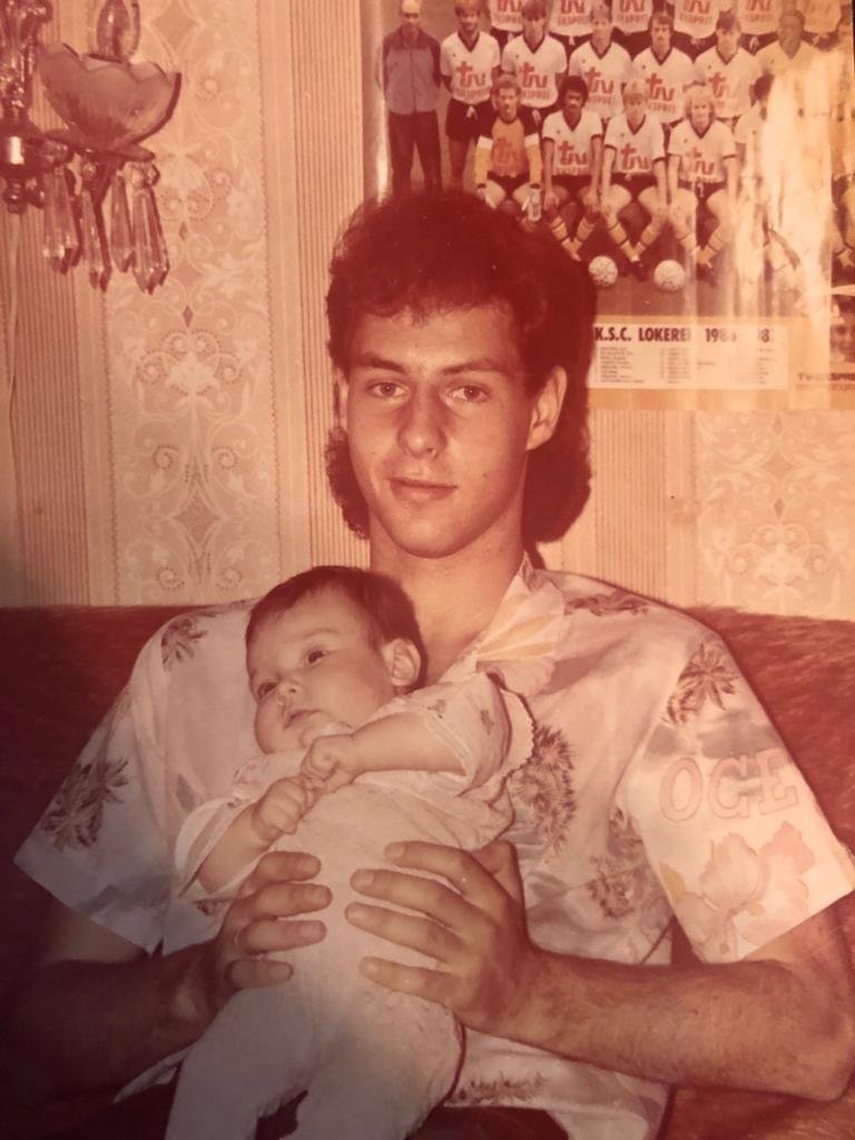 Конец 1980-х. Константин Сарсания с дочерью Надеждой во Франции. Фото Из архива семьи Сарсания Конец 1980-х. Константин Сарсания с дочерью Надеждой во Франции. Фото Из архива семьи Сарсания