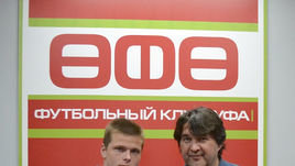 Генеральный директор «Уфы» Шамиль Газизов (справа) и защитник Данил Круговой.