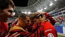 25 августа. Самара. "Крылья Советов" - "Спартак" - 1:2. 90+2-я минута. Красно-белые празднуют победный гол Гуса Тила.