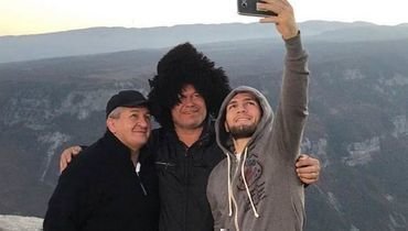 16 октября 2018 года. Олег Тактаров в гостях у Абдулманапа и Хабиба Нурмагомедовых в Дагестане после победы российского бойца над Конором Макгрегором.