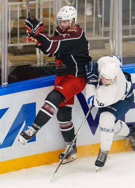 Петер Холланд (слева) в матче за «Автомобилист». Фото ХК «Динамо» Рига Петер Холланд (слева) в матче за «Автомобилист». Фото ХК «Динамо» Рига