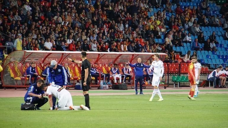 25 августа. Тула. «Арсенал» - «Оренбург» - 2:1. Главный тренер гостей Владимир Федотов реагирует на повреждение Джордже Деспотовича. Фото «Оренбург» 25 августа. Тула. «Арсенал» - «Оренбург» - 2:1. Главный тренер гостей Владимир Федотов реагирует на повреждение Джордже Деспотовича. Фото «Оренбург»