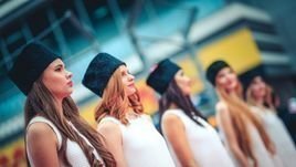 «Никак не могла перестать оглядываться на этих классных гонщиков». Истории грид-герлз на «Гран-при России»