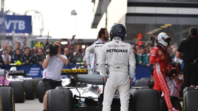 Грид-герлз всегда максимально близки к главным героям гонки. Грид-герлз всегда максимально близки к главным героям гонки.