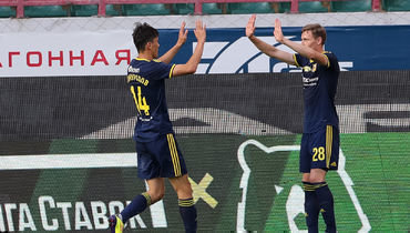 31 августа. Москва. «Локомотив» - «Ростов» - 1:2. 41-я минута. Элдор Шомуродов и Евгений Чернов празднуют первый гол в ворота хозяев.