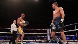 Кэмпбелл устоял под ударами Ломаченко. Но его добили судьи