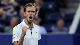 Медведев продрался сквозь ненависть американцев. Он — в четвертьфинале