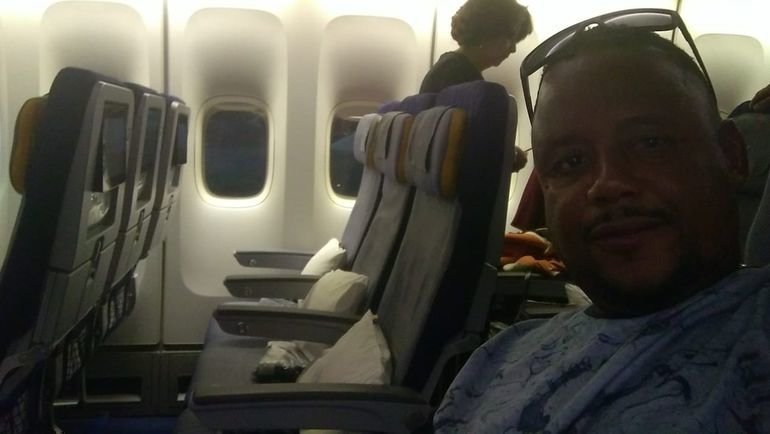 Робсон Оливейру в самолете. Робсон Оливейру в самолете.