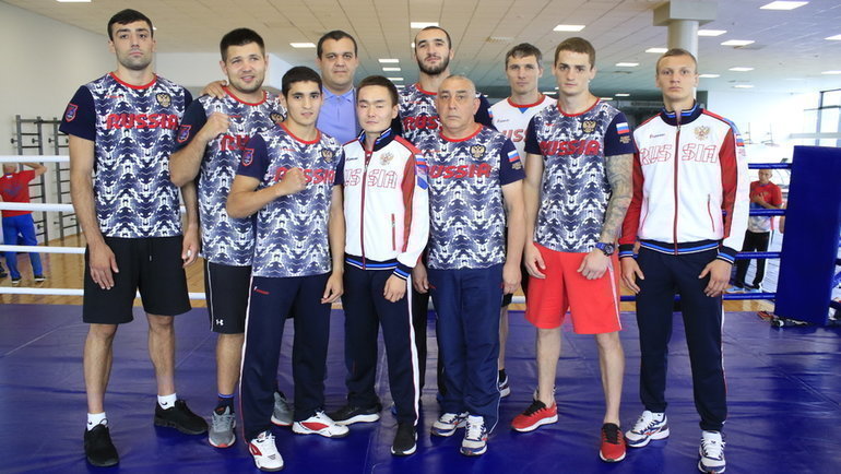 Сборная России по боксу. Главный тренер Виктор Фархутдинов (четвертый справа), генеральный секретарь Федерации бокса России Умар Кремлев (четвертый слева). Фото Пресс-служба Федерации бокса России Сборная России по боксу. Главный тренер Виктор Фархутдинов (четвертый справа), генеральный секретарь Федерации бокса России Умар Кремлев (четвертый слева). Фото Пресс-служба Федерации бокса России