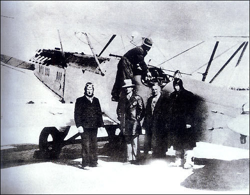 Ноябрь 1937 года. Советские летчики добровольцы на аэродроме г. Ухань. Ноябрь 1937 года. Советские летчики добровольцы на аэродроме г. Ухань.