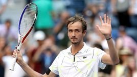 Едва не снялся, но вышел в полуфинал. Медведев победил Вавринку и американскую публику