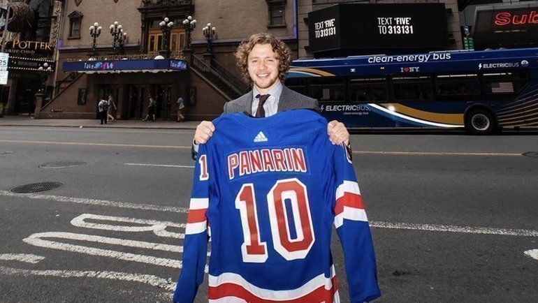 Артемий Панарин со свитером клуба в центре Нью-Йорка. Фото Инстаграм Артемий Панарин со свитером клуба в центре Нью-Йорка. Фото Инстаграм
