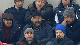 Глушаков заговорил. Ему стали отвечать