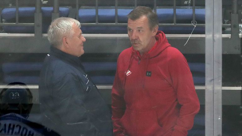 Главные тренеры «Динамо» и «Спартака» Владимир Крикунов (слева) и Олег Знарок. Фото Юрий Кузьмин, photo.khl.ru Главные тренеры «Динамо» и «Спартака» Владимир Крикунов (слева) и Олег Знарок. Фото Юрий Кузьмин, photo.khl.ru