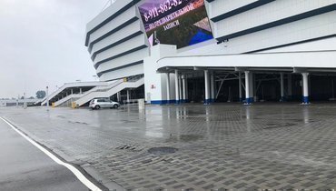 Бугры асфальта и плитки возле стадиона в Калининграде, на котором сыграет сборная России.