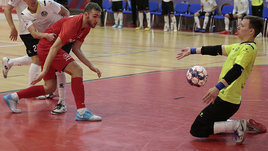 Чемпион начал с поражения