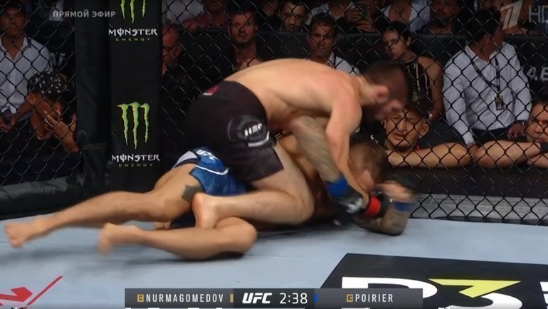 Хабиб Нурмагомедов и Дастин Порье борются у тренерского угла россиянина в первом раунде. Хабиб Нурмагомедов и Дастин Порье борются у тренерского угла россиянина в первом раунде.