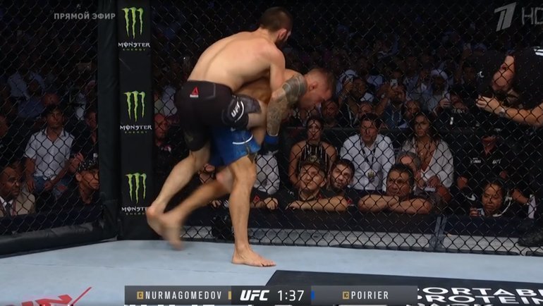 Хабиб Нурмагомедов и Дастин Порье борются у тренерского угла россиянина в первом раунде. Хабиб Нурмагомедов и Дастин Порье борются у тренерского угла россиянина в первом раунде.