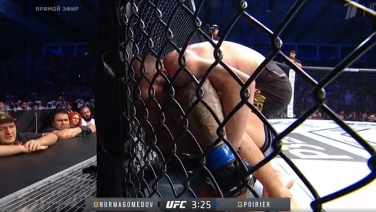 Хабиб Нурмагомедов и Дастин Порье борются у тренерского угла россиянина в третьем раунде. Хабиб Нурмагомедов и Дастин Порье борются у тренерского угла россиянина в третьем раунде.
