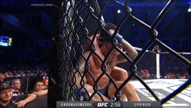 Хабиб Нурмагомедов и Дастин Порье борются у тренерского угла россиянина в третьем раунде. Еще немного — и американец сдастся после этого удушающего приема. Хабиб Нурмагомедов и Дастин Порье борются у тренерского угла россиянина в третьем раунде. Еще немного — и американец сдастся после этого удушающего приема.