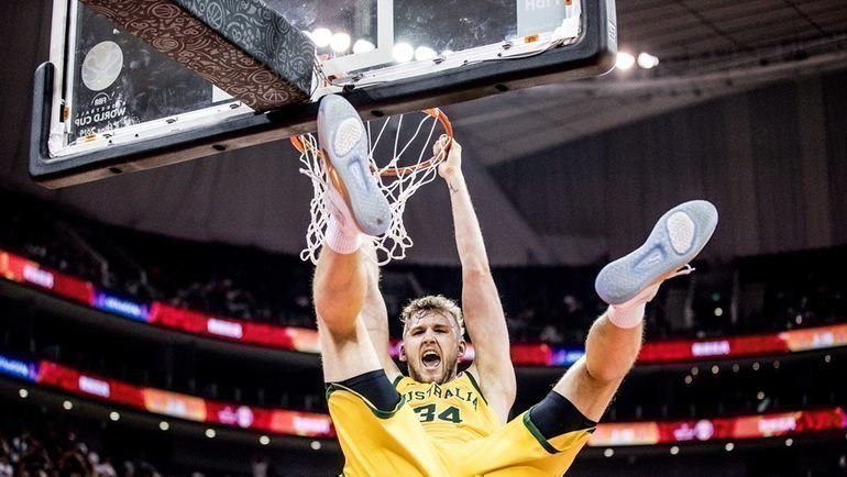 Эффектный данк от австралийца Джока Лэндейла. Фото fiba.basketball Эффектный данк от австралийца Джока Лэндейла. Фото fiba.basketball