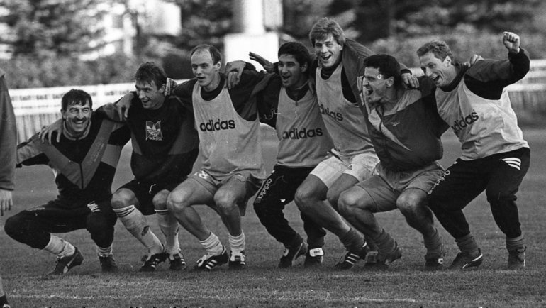 1990-е. Тарасовка. Игроки «Спартака» и сборной России Станислав Черчесов, Андрей Иванов, Виктор Онопко, Рамиз Мамедов, Андрей Афанасьев, Юрий Никифоров, Дмитрий Хлестов. Фото Дмитрий Солнцев 1990-е. Тарасовка. Игроки «Спартака» и сборной России Станислав Черчесов, Андрей Иванов, Виктор Онопко, Рамиз Мамедов, Андрей Афанасьев, Юрий Никифоров, Дмитрий Хлестов. Фото Дмитрий Солнцев