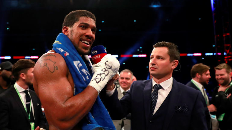 Немногочисленные, но аккуратные тату на предплечье Энтони Джошуа пришлись болельщикам по вкусу. Фото REUTERS Немногочисленные, но аккуратные тату на предплечье Энтони Джошуа пришлись болельщикам по вкусу. Фото REUTERS