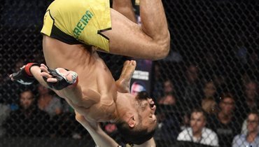 Бразилец Мичел Перейра стал автором самого необычного приема на турнире в Ванкувере.