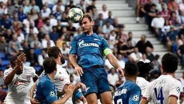 17 сентября. Лион. «Лион» — «Зенит» — 1:1. Капитан сине-бело-голубых Бранислав Иванович борется за мяч в воздухе.