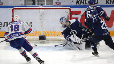 19 сентября. Москва. «Динамо» (Москва) — СКА — 0:2. Вторая шайба влетает в ворота Георгия Кузнецова.