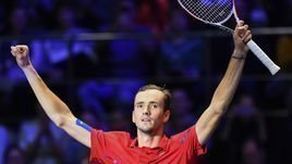 Медведев грандиозен и непобедим. Даже когда обмотан тейпами