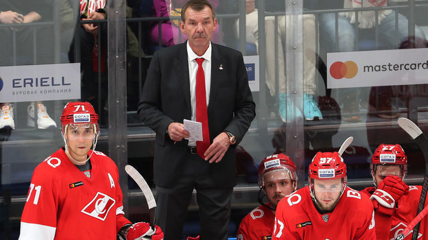 Олег Знарок со своими игроками. Фото Александр Федоров, «СЭ» / Canon EOS-1D X Mark II Олег Знарок со своими игроками. Фото Александр Федоров, «СЭ» / Canon EOS-1D X Mark II