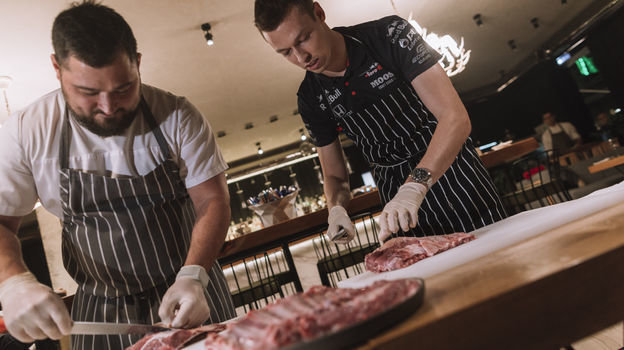 Даниил Квят и шашлык. Фото Павел Сухоруков / Red Bull Даниил Квят и шашлык. Фото Павел Сухоруков / Red Bull