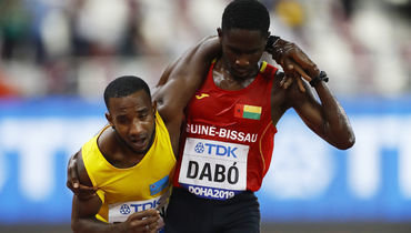 27 сентября. Доха. Брайм Сункар Дабо (справа) помогает Джонатану Басби добраться до финиша.