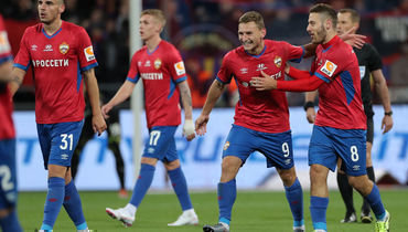 22 сентября. Москва. ЦСКА — «Краснодар» — 3:2. Авторы армейских голов Федор Чалов (второй справа) и Никола Влашич (справа).