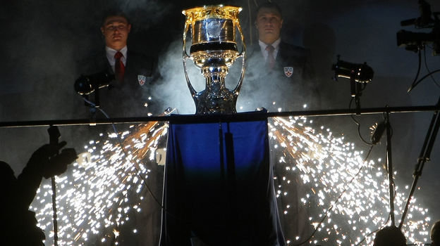 Главный трофей КХЛ - Кубок Гагарина - по словам Яромира Ягра из проморолика первого сезона должен был вскоре обогнать по престижности Кубок Стэнли. Фото photo.khl.ru Главный трофей КХЛ - Кубок Гагарина - по словам Яромира Ягра из проморолика первого сезона должен был вскоре обогнать по престижности Кубок Стэнли. Фото photo.khl.ru