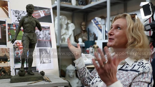 Скульптор Наталья Опиок у макета памятника Федору Черенкову. Фото Александр Федоров, «СЭ» / Canon EOS-1D X Mark II Скульптор Наталья Опиок у макета памятника Федору Черенкову. Фото Александр Федоров, «СЭ» / Canon EOS-1D X Mark II