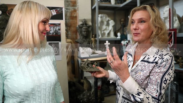 Скульптор Наталья Опиок (справа) и дочь Федора Черенкова Анастасия. Фото Александр Федоров, «СЭ» / Canon EOS-1D X Mark II Скульптор Наталья Опиок (справа) и дочь Федора Черенкова Анастасия. Фото Александр Федоров, «СЭ» / Canon EOS-1D X Mark II