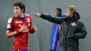 Валерий Карпин (справа) и защитник ЦСКА Мариу Фернандес.