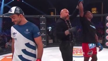 4 октября. Темекула. Андрей Корешков (слева) решением судей проиграл Лоренcо Ларкину (справа).